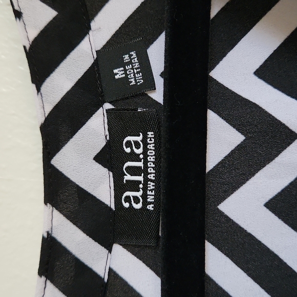 a.n.a.- Flowy Black & White Chevron Pattern Top - Medium - Picture 2 of 5